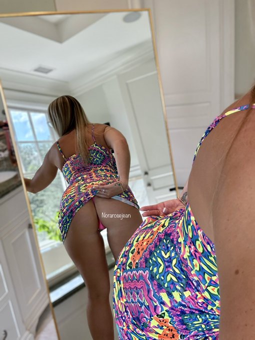 @norarosejeanxx onlyfans model showing her butt