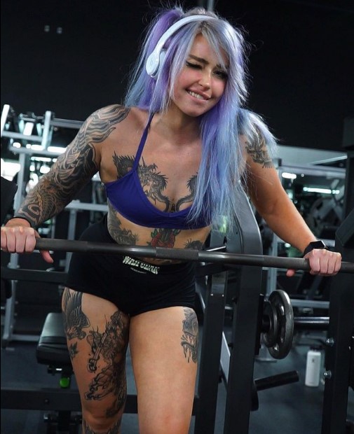 @strongwaifu onlyfans model wearing a blue bra at the gym