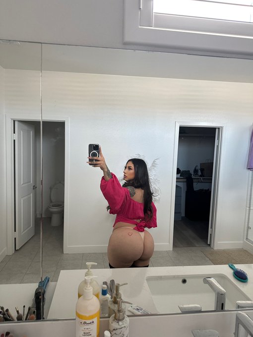 @mariafagredano onlyfans model wearing a red top and showing her big butt