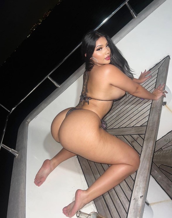 @mexi.cuban onlyfans model picture showing her big booty