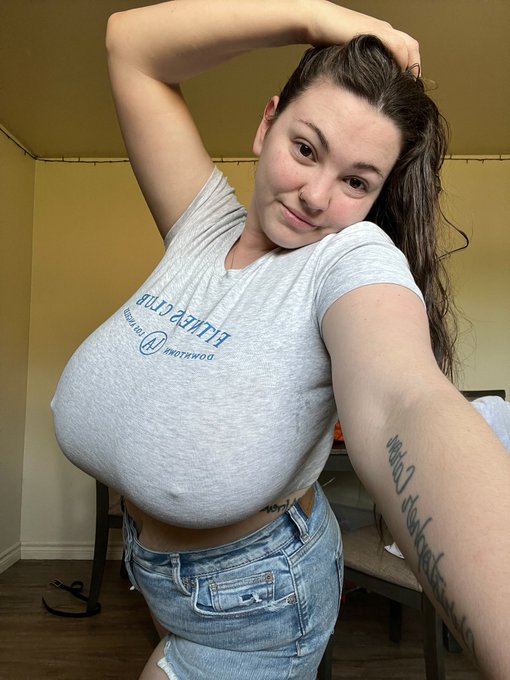 @lylasbigheart onlyfans model picture wearing gray top