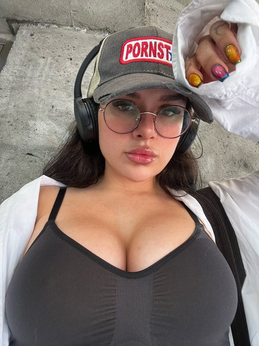 @effycutiexx onlyfans model selfie wearing cap and showing her cleavage