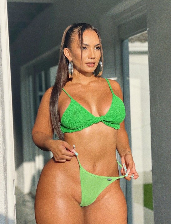 Camila Bernal onlyfans model picture wearing green bikini