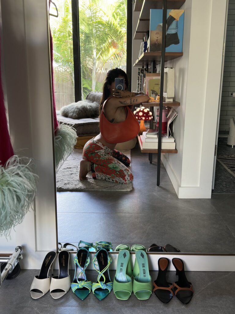 @miakhalifa onlyfans model picture sitting on floor