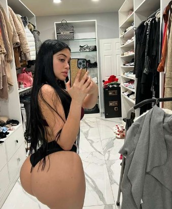 @jailyneojeda onlyfans model picture standing on closet wearing black bikini