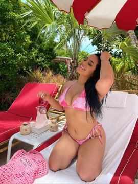 @spicydrea onlyfans model picture wearing pink bikini