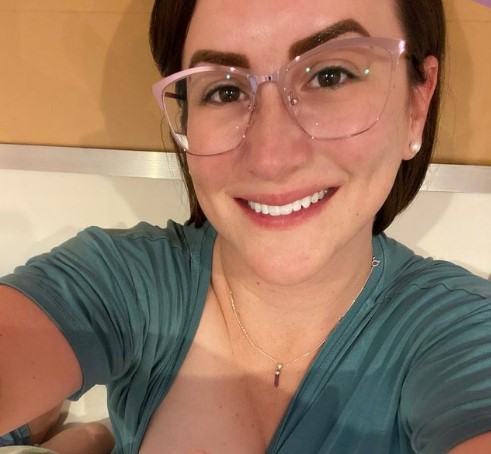 @rx0rcist onlyfans model picture wearing a glass ang green top