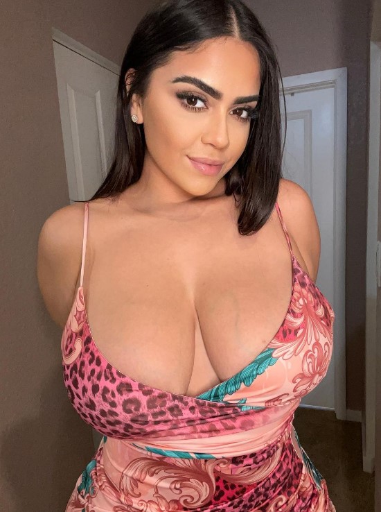 @sm00ches onlyfans model selfie showing her cleavage