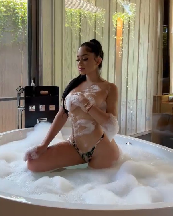 @jailyneojeda onlyfans model in a bathtub