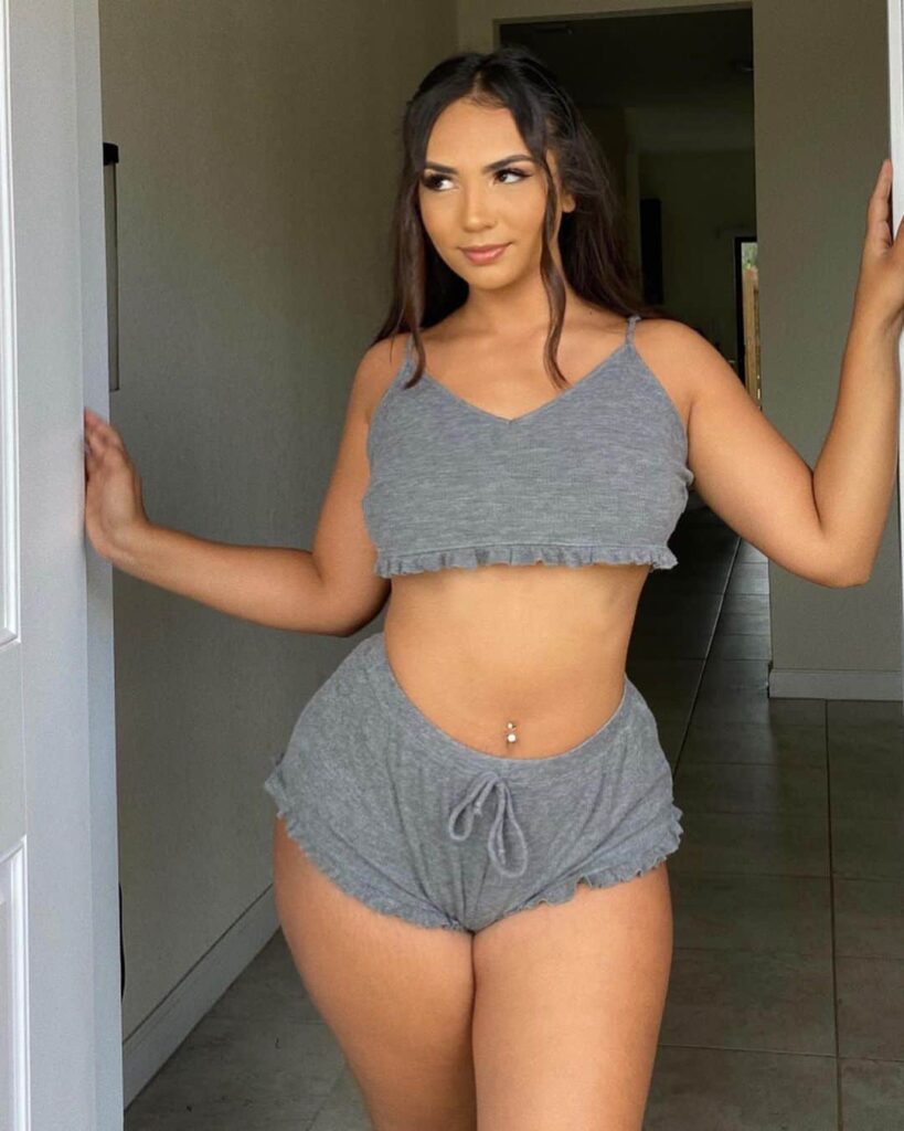 @caamibernaal OnlyFans model wearing gray top and short