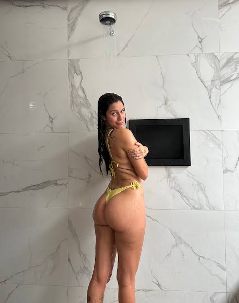 @fernandamotafarhat onlyfans model is taking a shower