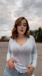 Clara Ellis: All Natural Thick OnlyFans Model @onlycellis Review