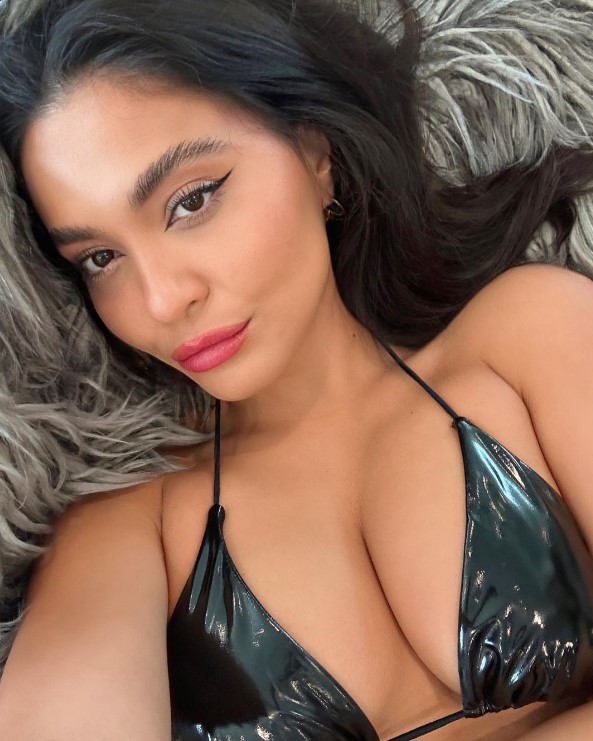 @stellahudgens onlyfans model laying down to bed wearing black bra