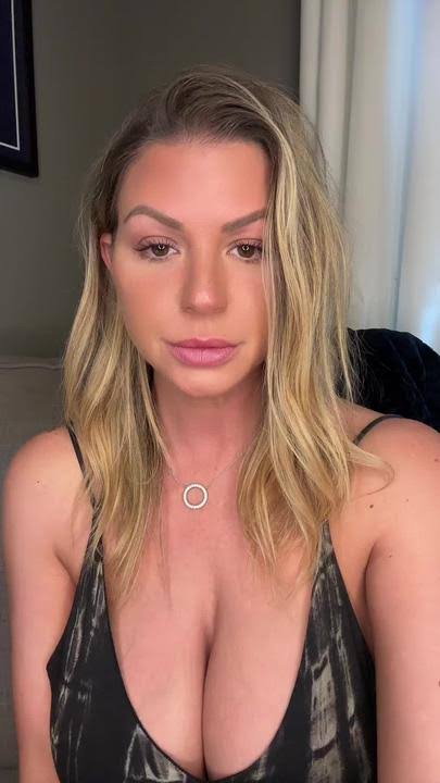 Brooklyn Chase onlyfans model selfie wearing black top