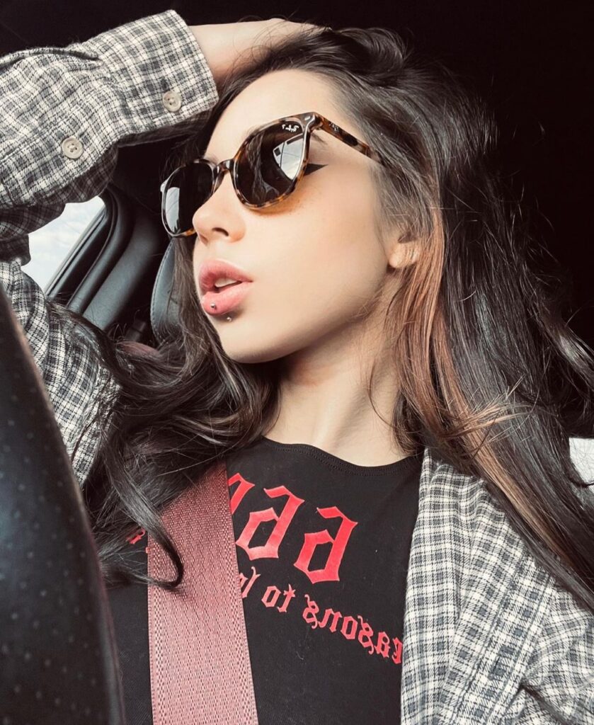 @kiwisunsetvip onlyfans model wearing sunglasses