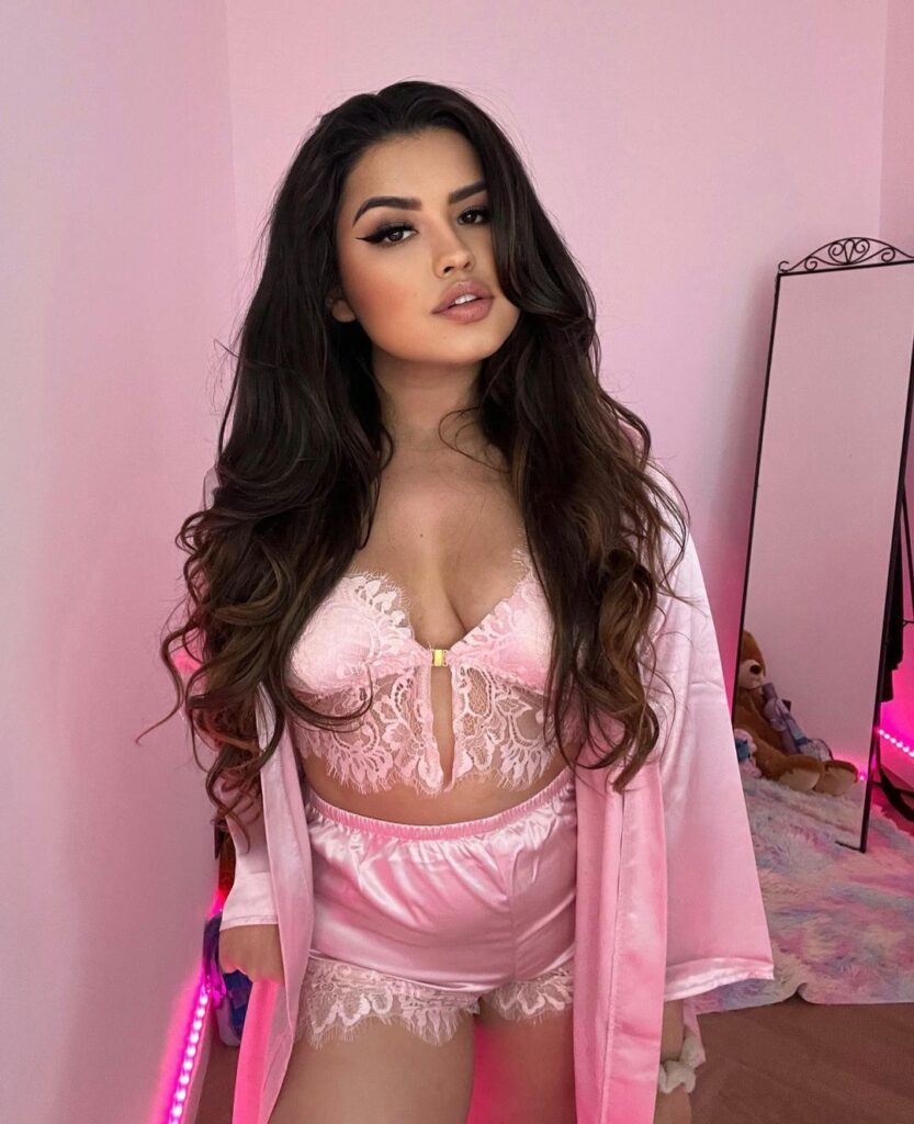 @laila.gomez onlyfans model wearing pink lingerie