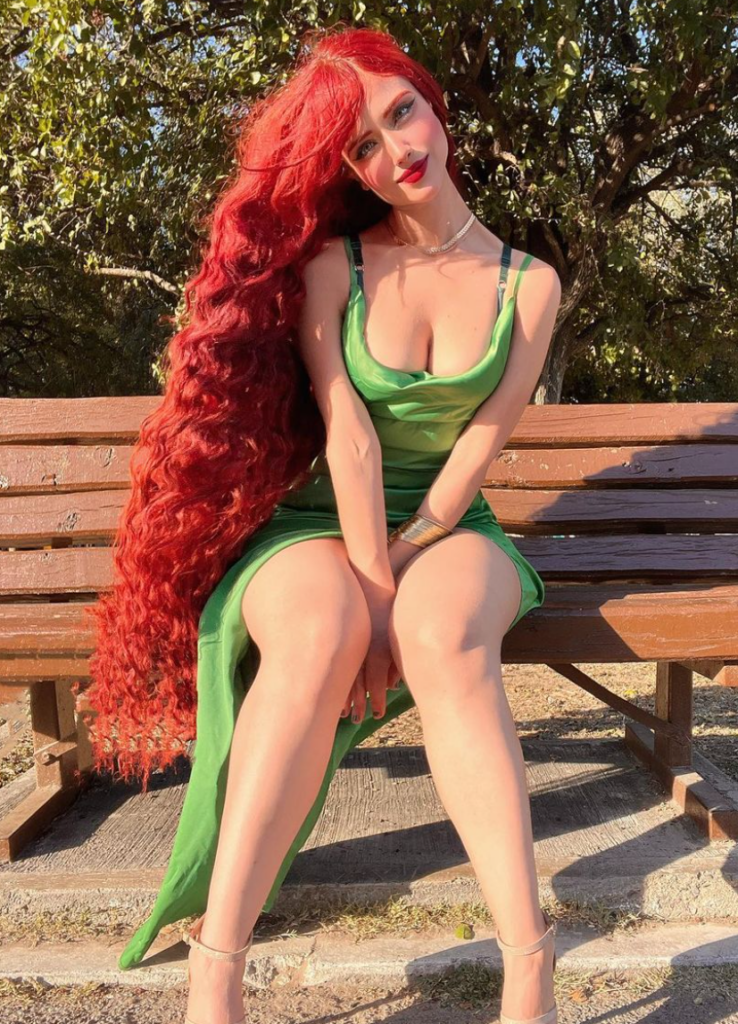 Isabella Dueñas @belladuenas sexy photo sitting in a bench wearing a green dress