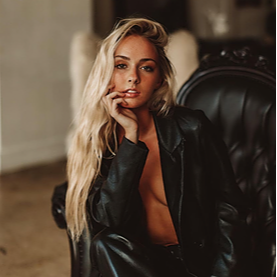 Natalie Reynolds onlyfans model picture wearing leather jacket