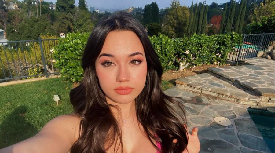 Sofia Gomez onlyfans model picture selfie outside