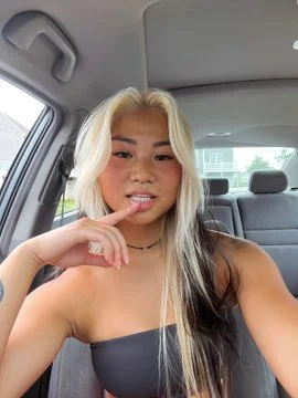 @lyla.fit onlyfans model selfie touching her lips