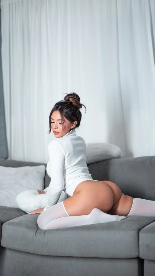 Alyssa Griffith onlyfans model picture in sofa wearing white top