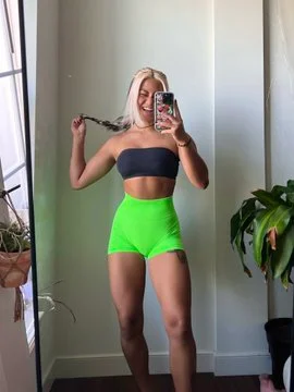 @lyla.fit onlyfans model picture wearing neon green shorts