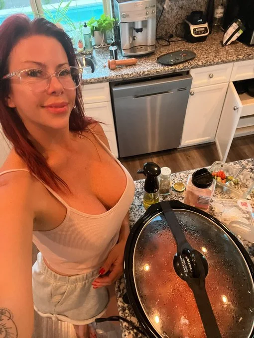 Alexis Fawx onlyfans model selfie while cooking