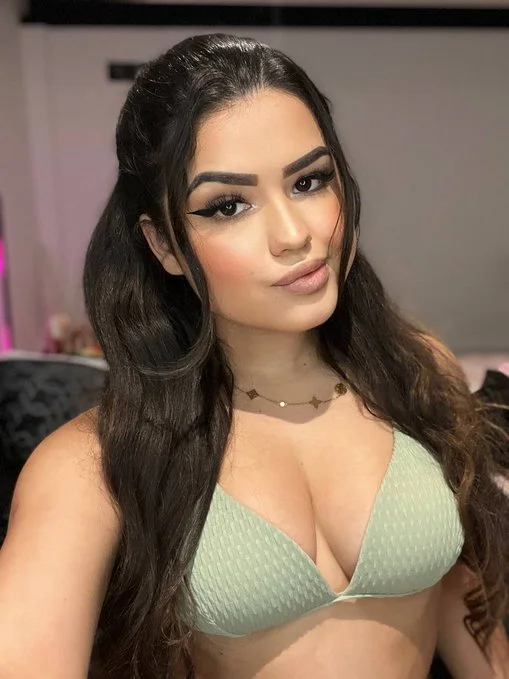 Laila Gomez onlyfans model selfie wearing green bra