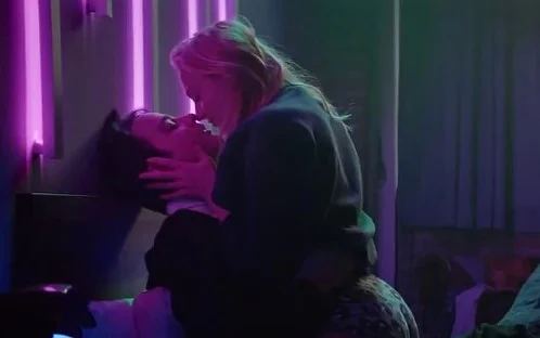 Sophie Turner leaks in the movie Heavy. She is kissing a man