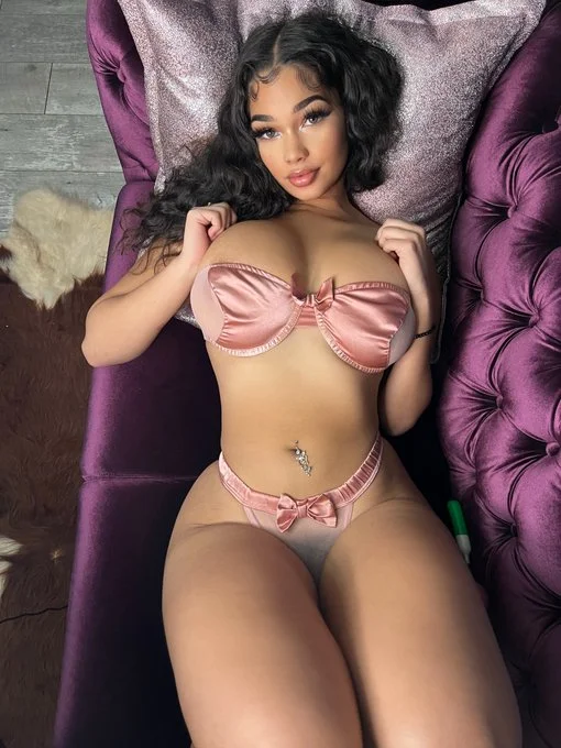 @hott4lexi onlyfans model picture laying down to sofa wearing sexy pink bikini