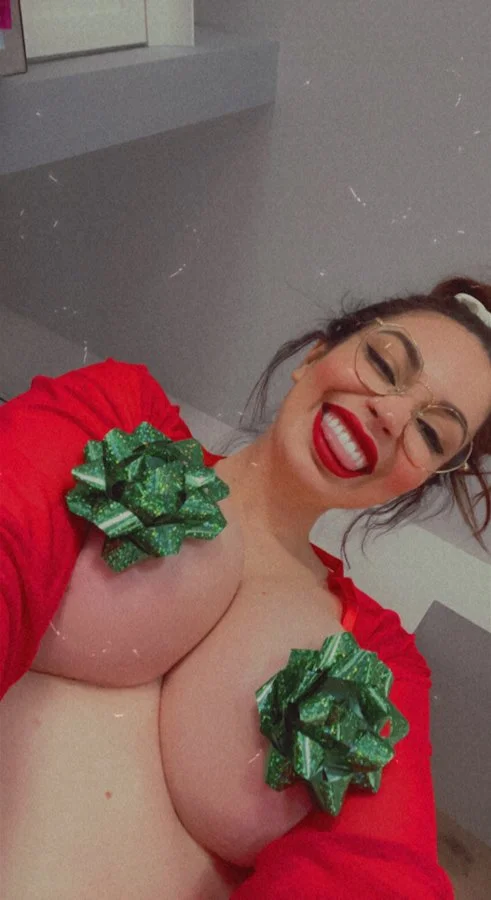 Myla Del Rey onlyfans model selfie with ribbon in her nipple