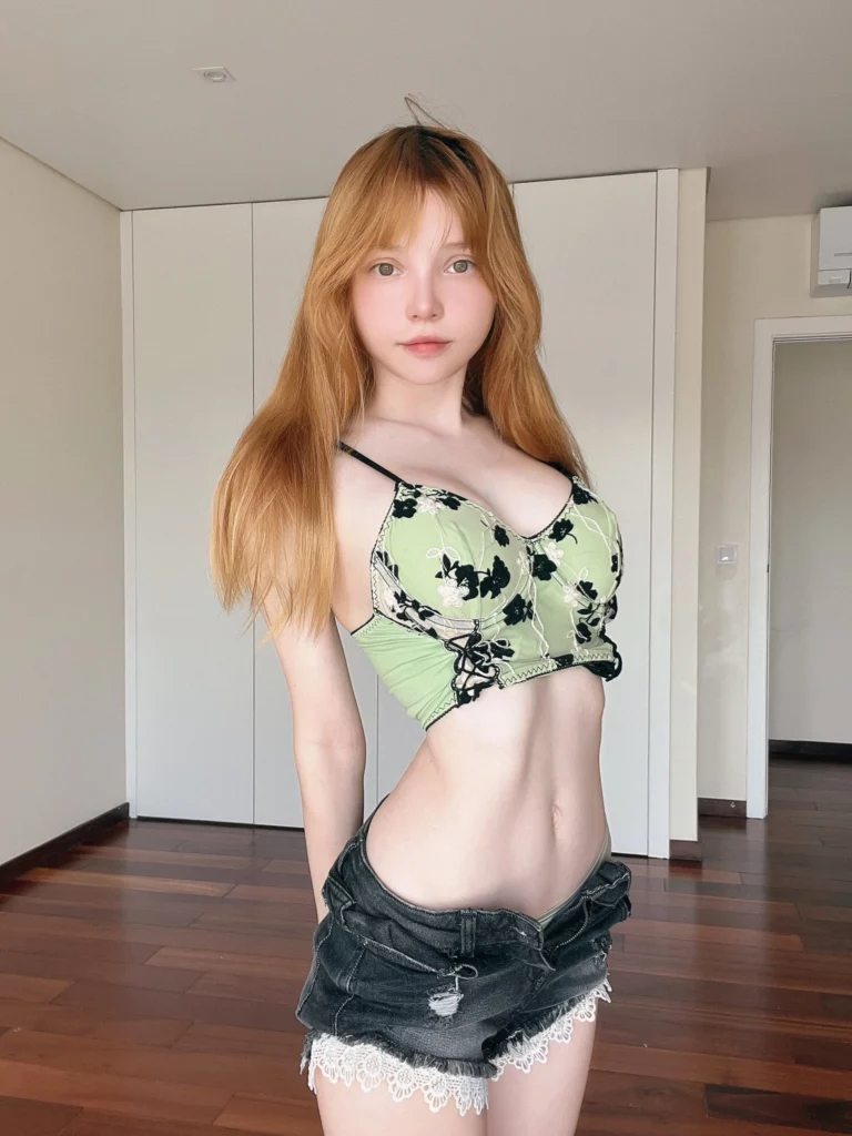 Alisa Pika Pika (@AlisaPikaPika) Fansly model picture standing wearing green top