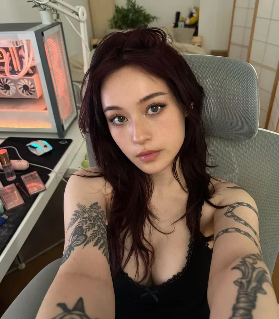 Vylerria (@Vylerria) Fansly model selfie wearing black top