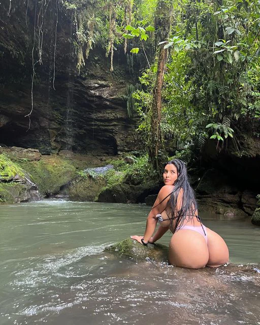 Alejandra Quiroz (@alejandraquiroz.oficial) OnlyFans model picture in river showing her big fat ass