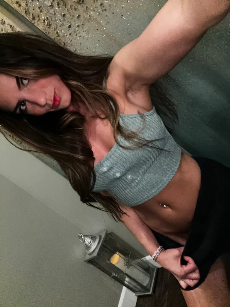 Carlie Jo onlyfans model selfie wearing gray crop top