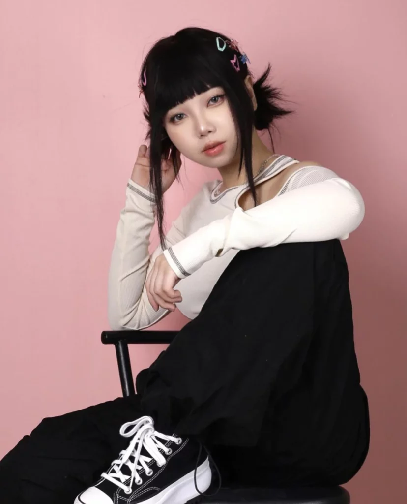 Hakaosan (@hakaosan) Fansly model picture wearing white top