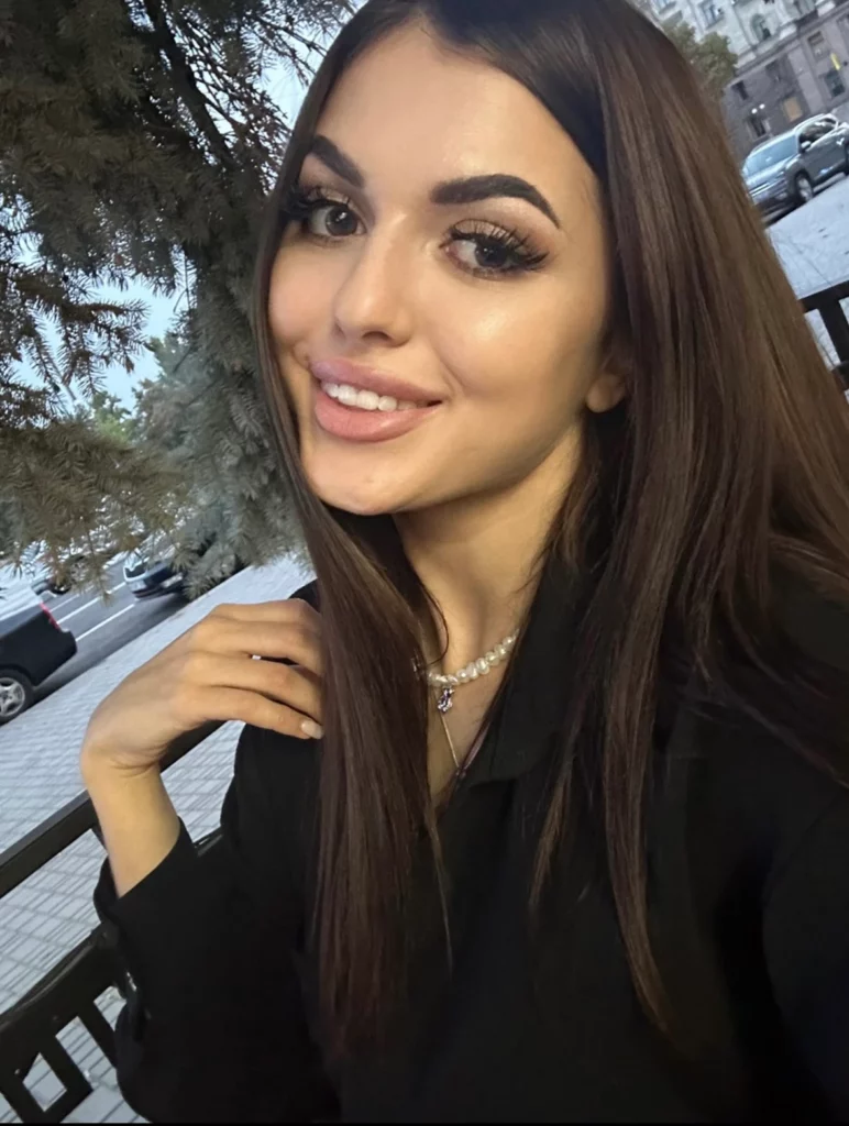 Aliia lookalike of Victoria Justice selfie wearing black top