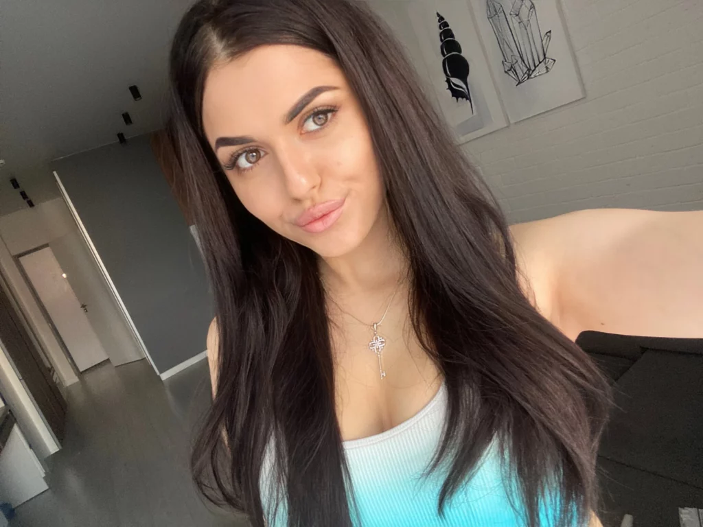 Aliia lookalike of Victoria Justice selfie wearing blue-green top