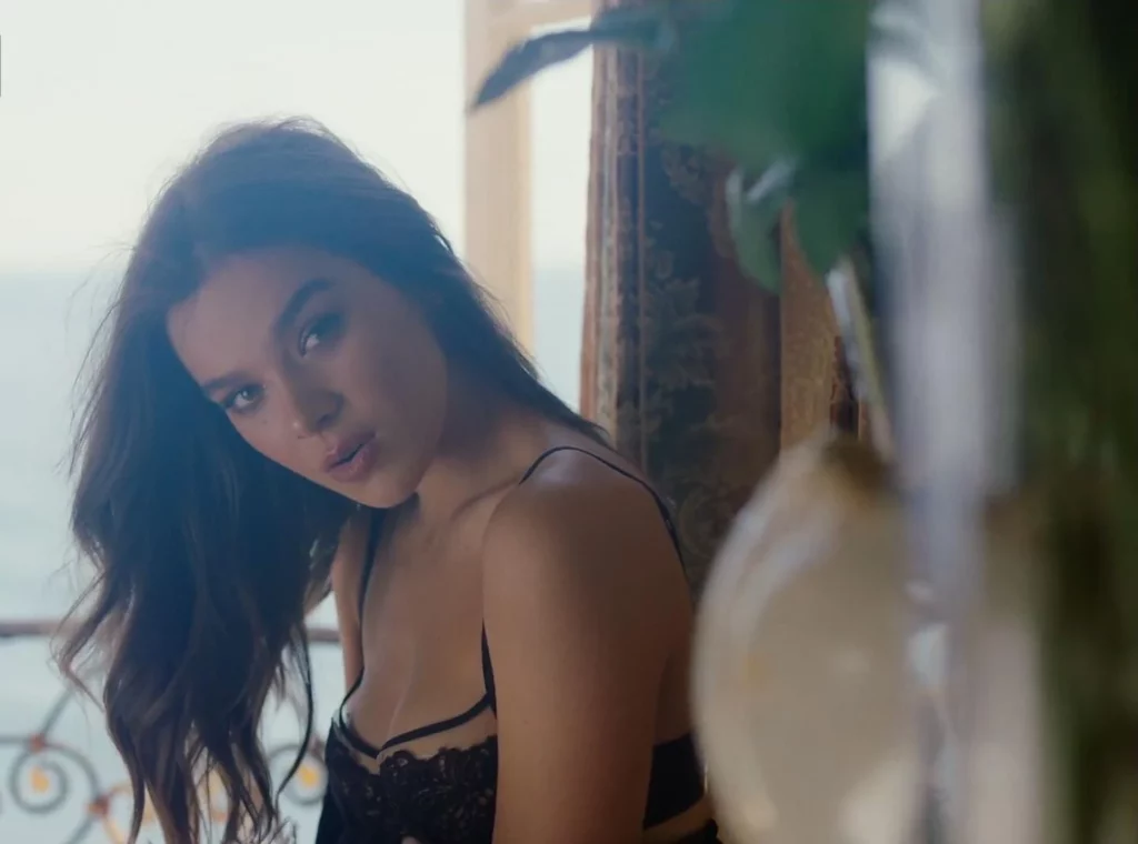 Hailee Steinfeld leaks in the movie Capital Letters. She is wearing black top