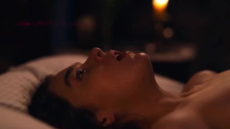 Hailee Steinfeld leaks in the movie Dickinson. She is lying down to bed