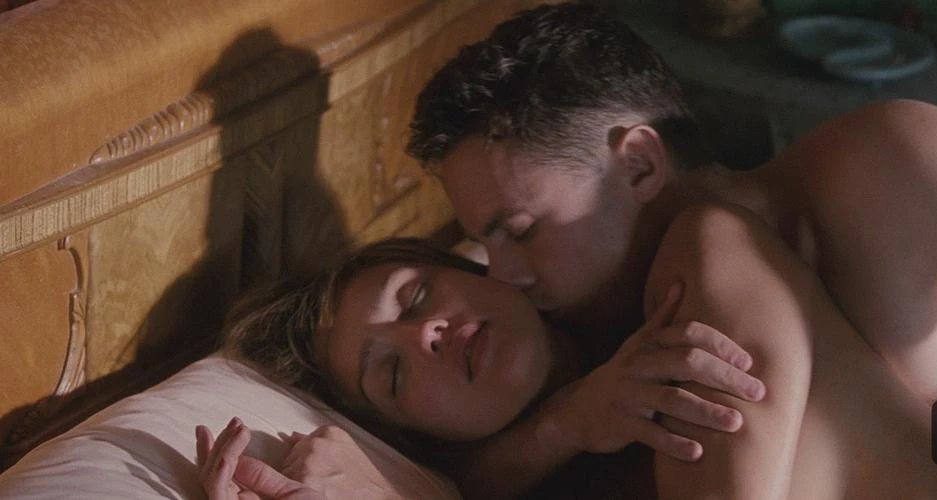 Kate Hudson leaks in the movie The Killer Inside Me. She is lying down to bed with a man kissing her