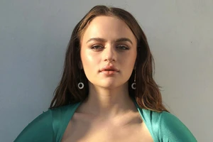 Joey King picture wearing green top