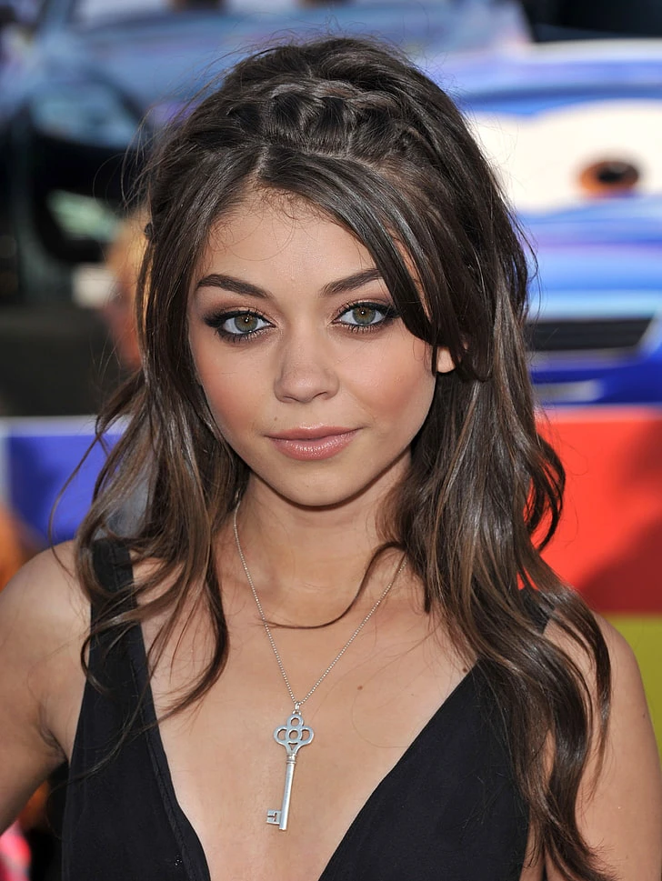 Sarah Hyland picture wearing black and a key necklace