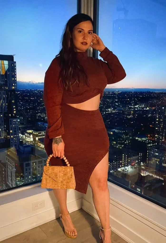 Steph Oshiri @stephoshiri OnlyFans Model sexy photo holding a bag