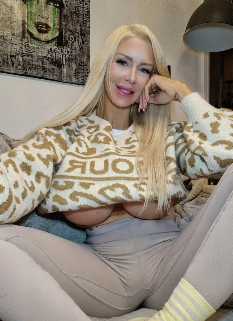 Tania Amazon @taniaamazon OnlyFans Model sexy photo wearing a sweater