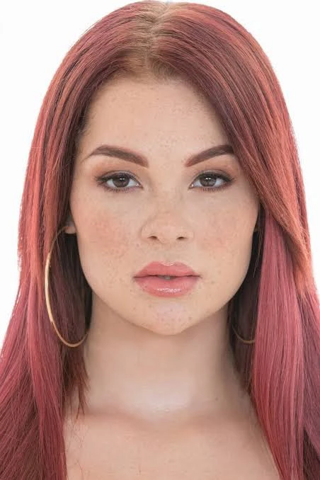 Skyla Novea onlyfans model and look alike of Ariel Winter picture wearing big circle earrings 