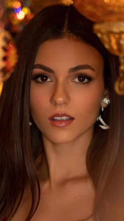 Victoria Justice picture wearing make up and earings