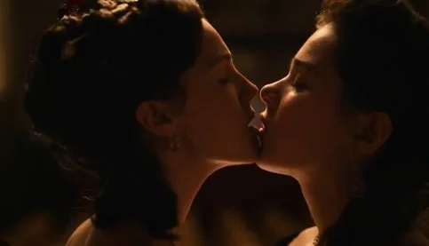 Hailee Steinfeld leaks in the movie Dickinson. She is kissing a woman