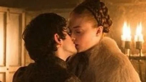 Sophie Turner leaks in the movie Game of Thrones. She is kissing with a man