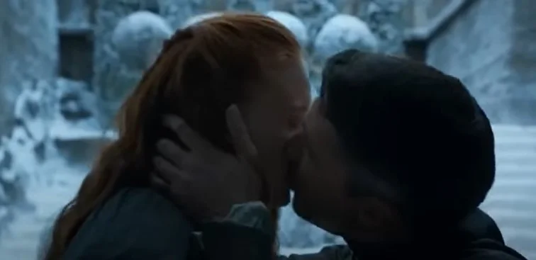 Sophie Turner leaks in the movie Game of Thrones. She is kissing with a man